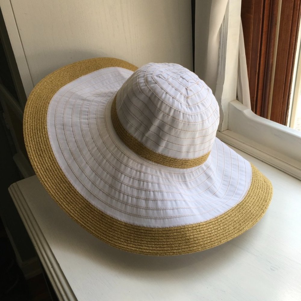 Chic Big Brim Sun Beach Hat NWOT